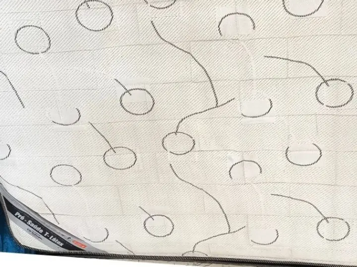 O mesmo colchão depois da higienização, com o tecido branco e sem as manchas