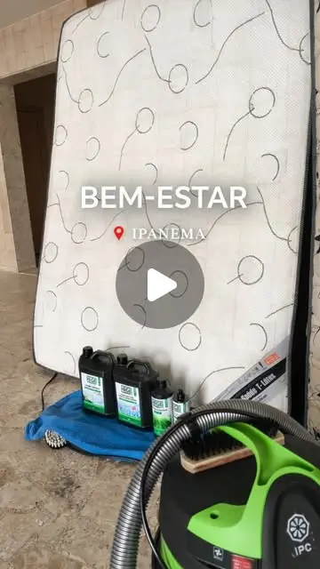 Capa do vídeo: colchão em pé ao lado da extratora e dos frascos de produto, com o texto "Bem-estar. Ipanema".