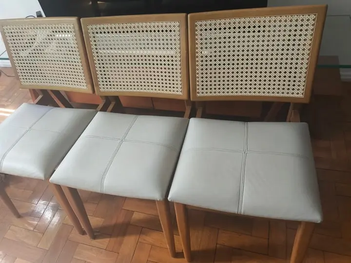 Três cadeiras com assento de couro claro, antes da limpeza e hidratação