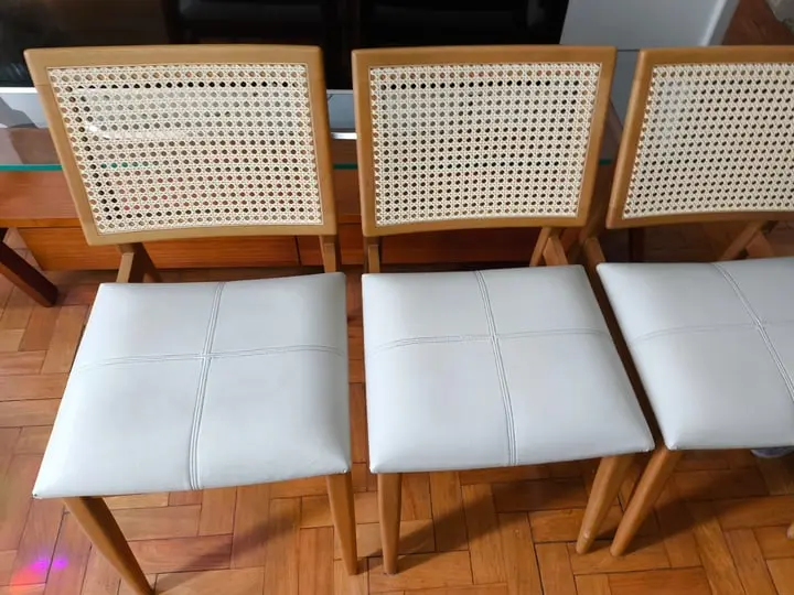 As mesmas cadeiras depois da limpeza e hidratação do couro, com os assentos mais claros e uniformes