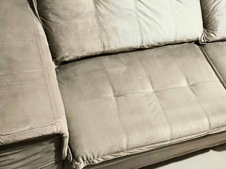 O mesmo sofá de veludo depois da limpeza, com os assentos sem as manchas escuras