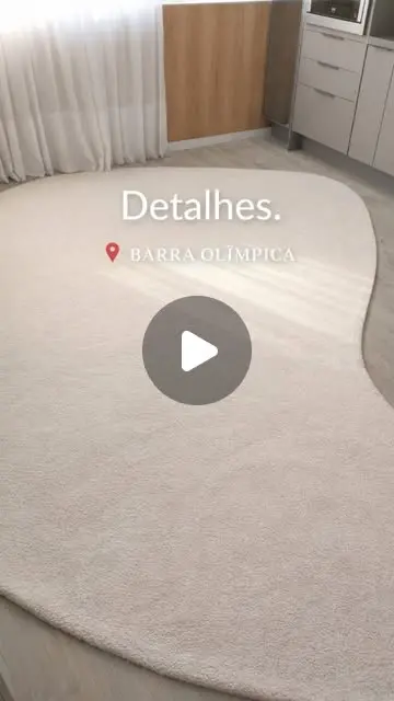 Capa do vídeo: tapete claro de formato arredondado, limpo, numa sala, com o texto "Detalhes. Barra Olímpica".